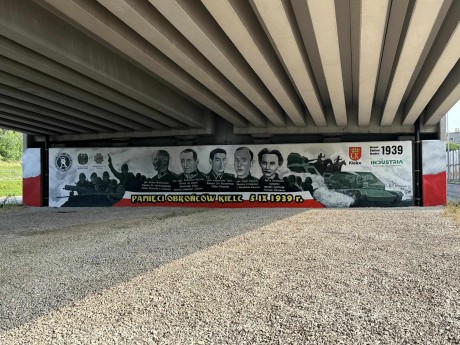 Mural przy Żelaznej już gotowy. Upamiętnia bohaterów