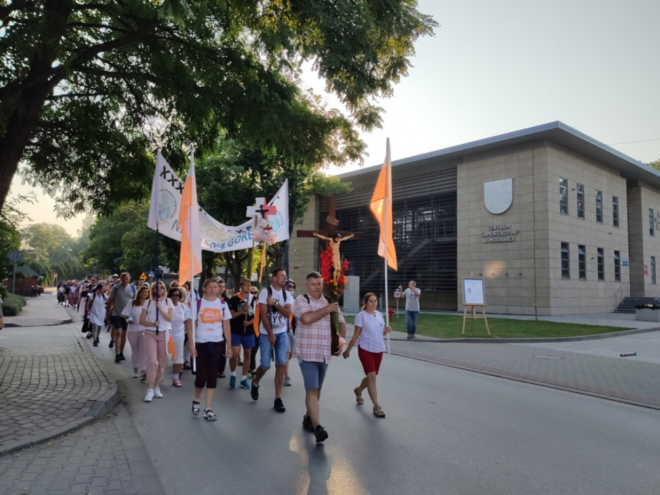 [FOTO] Pielgrzymka zmierza w kierunku Kielc. O 13 Msza Święta w katedrze i… ślub