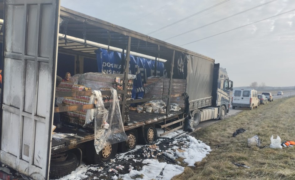 Nocna interwencja służb w Podchojnach. Zapaliła się naczepa ciężarówki