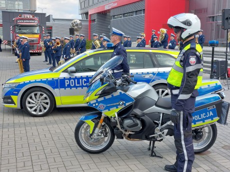 Policjanci zaprezentowali w Kielcach pojazdy w nowych kolorach