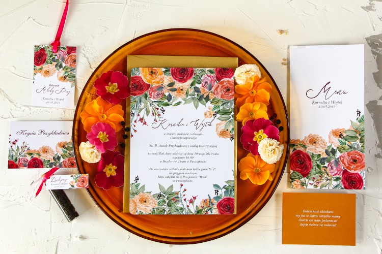 Kwiaty na ślub wiosną – zaproszenia ślubne i dekoracje weselne. Materiał partnera