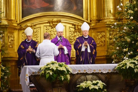Kieleccy biskupi modlili się za zmarłego papieża Benedykta XVI