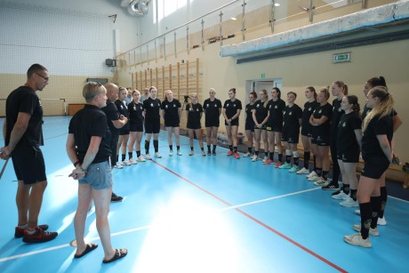 [FOTO] Trener, dwie nauczycielki i młodzież. Suzuki Korona Handball wznowiła treningi