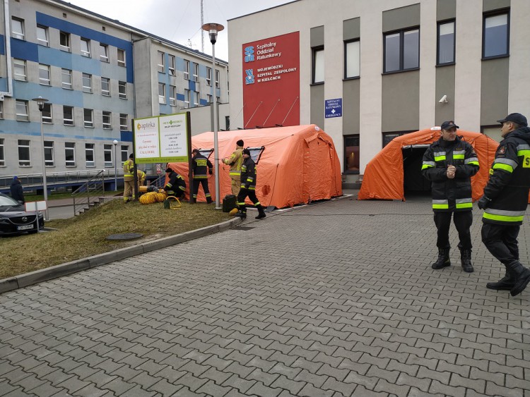 [FOTO] W kieleckim szpitalu pojawiły się mobilne izby przyjęć dla pacjentów z podejrzeniem koronawirusa