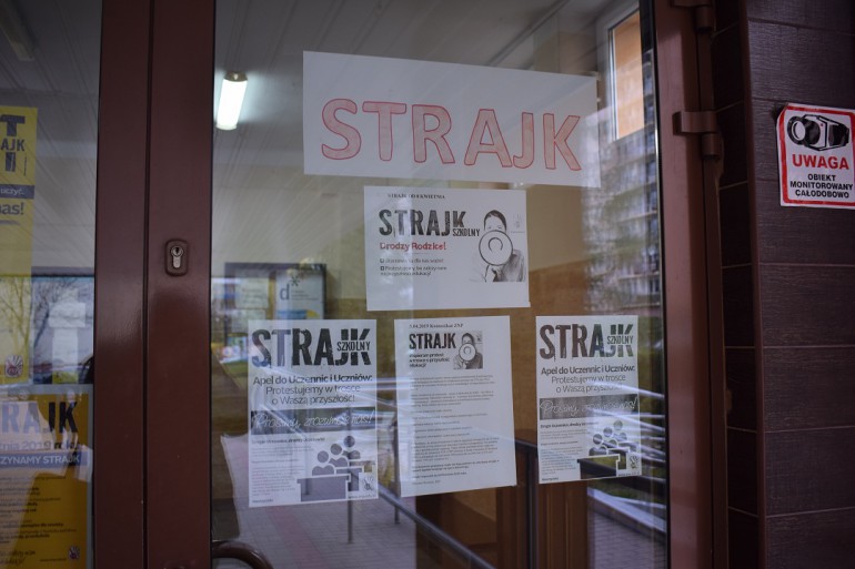 Coraz mniej szkół w regionie strajkuje. Egzamin bez zakłóceń