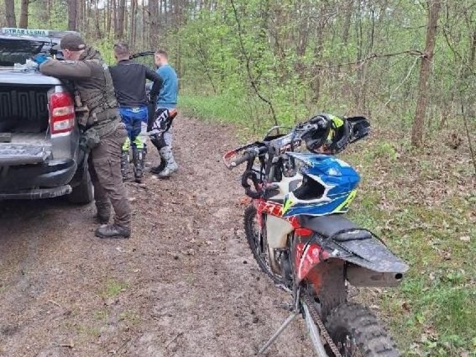 „Cross – Quad” w świętokrzyskich lasach. Mundurowym pomaga dron