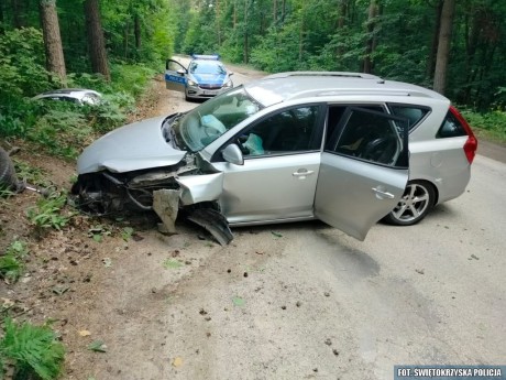 Uderzyła w drzewo jadąc z pięcioletnim synem. Była pijana