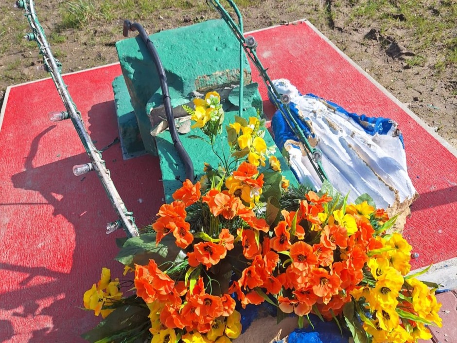 Zniszczył kapliczkę w Czerwonej Górze. Odpowie za znieważenie miejsca kultu