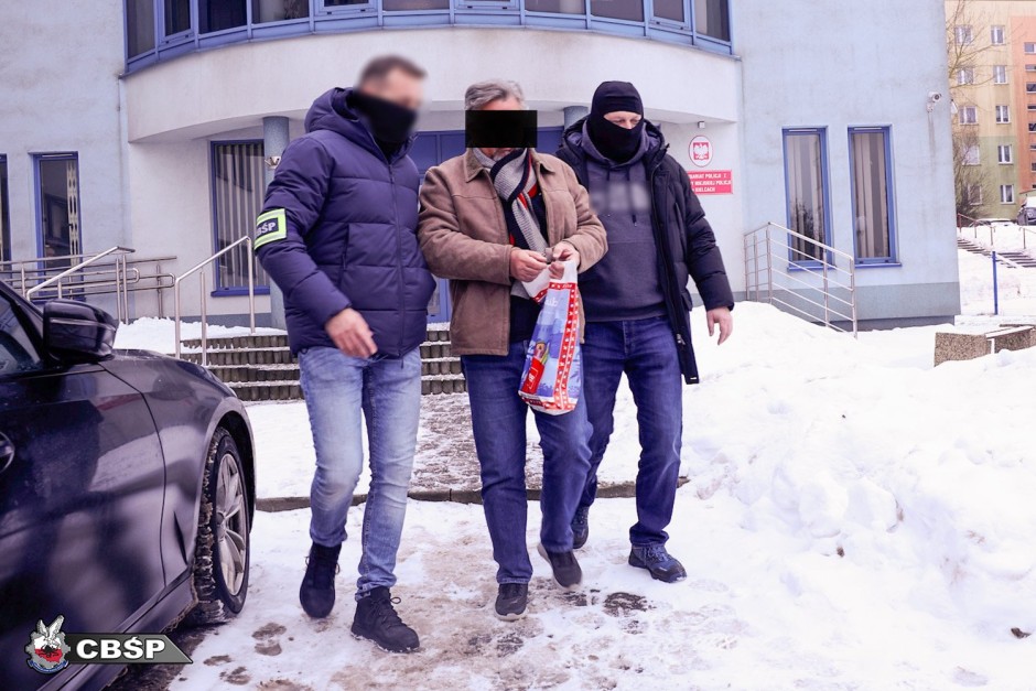 Akcja CBŚP i FBI w Świętokrzyskiem. Mężczyzna odpowie za międzynarodowe oszustwa i łapówki