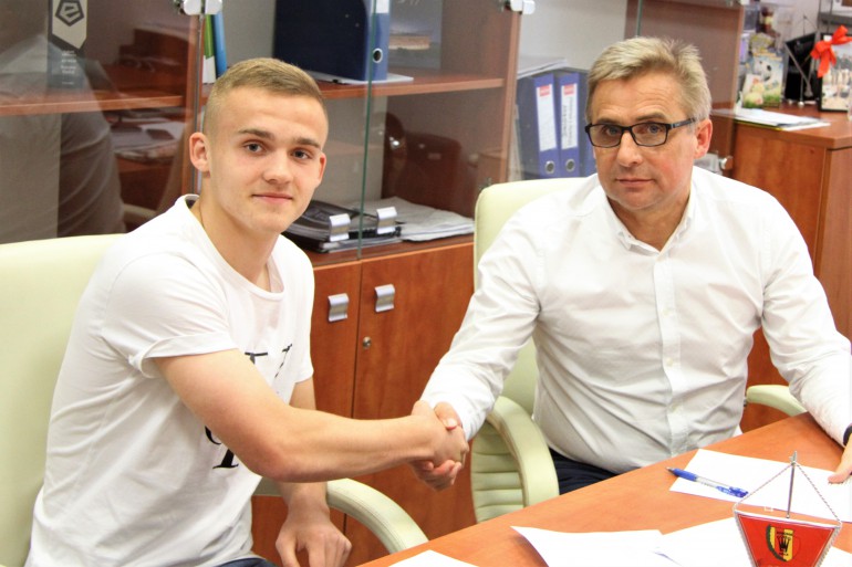 Kolejny młody zawodnik podpisał profesjonalny kontrakt z Koroną