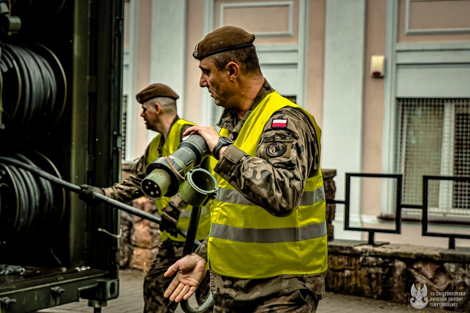 Wichura uszkodziła linie energetyczne. Terytorialsi w akcji