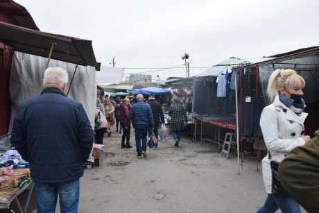 Dzień handlowy na targowisku miejskim. Ludzie przestrzegają obostrzeń?