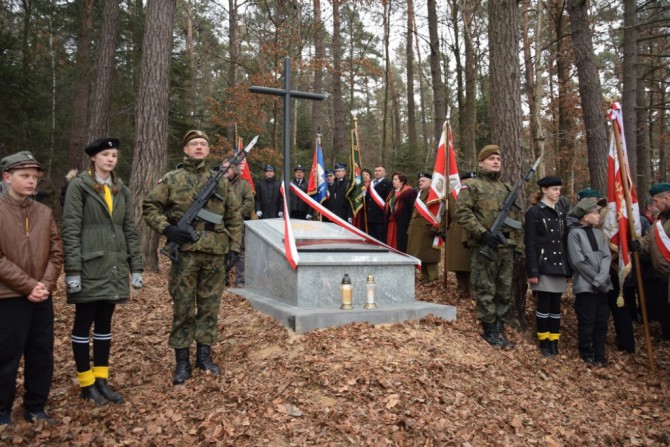 Upamiętnili rozstrzelanych. Odsłonięcie pomnika