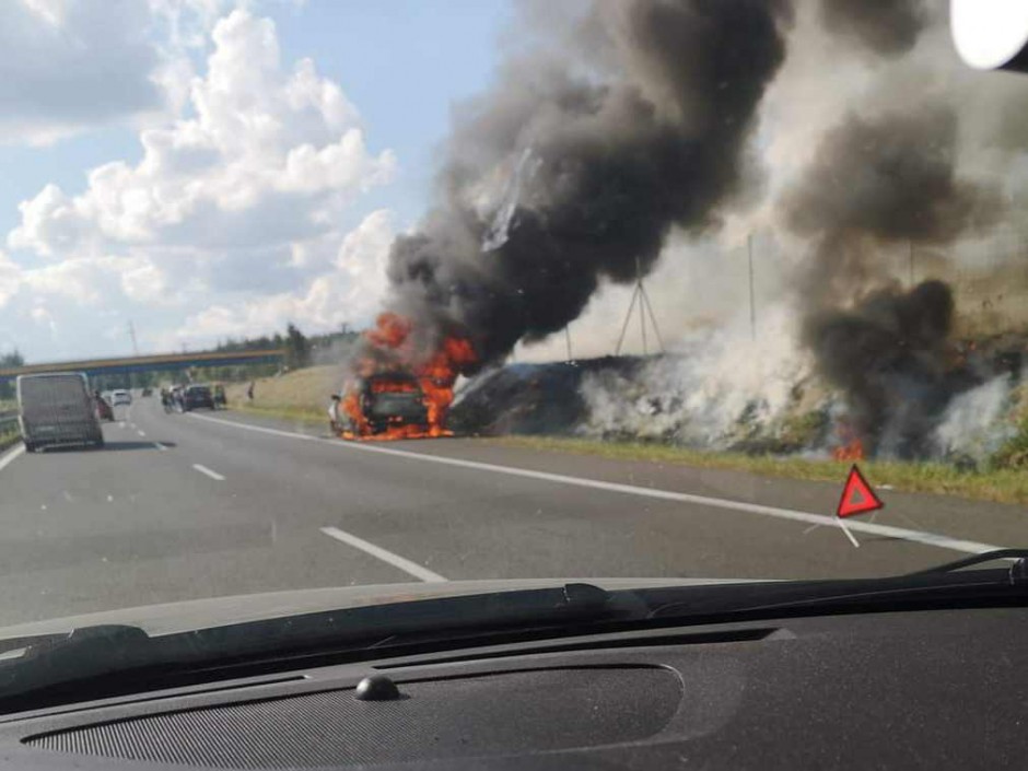 Pożar samochodu na drodze S7