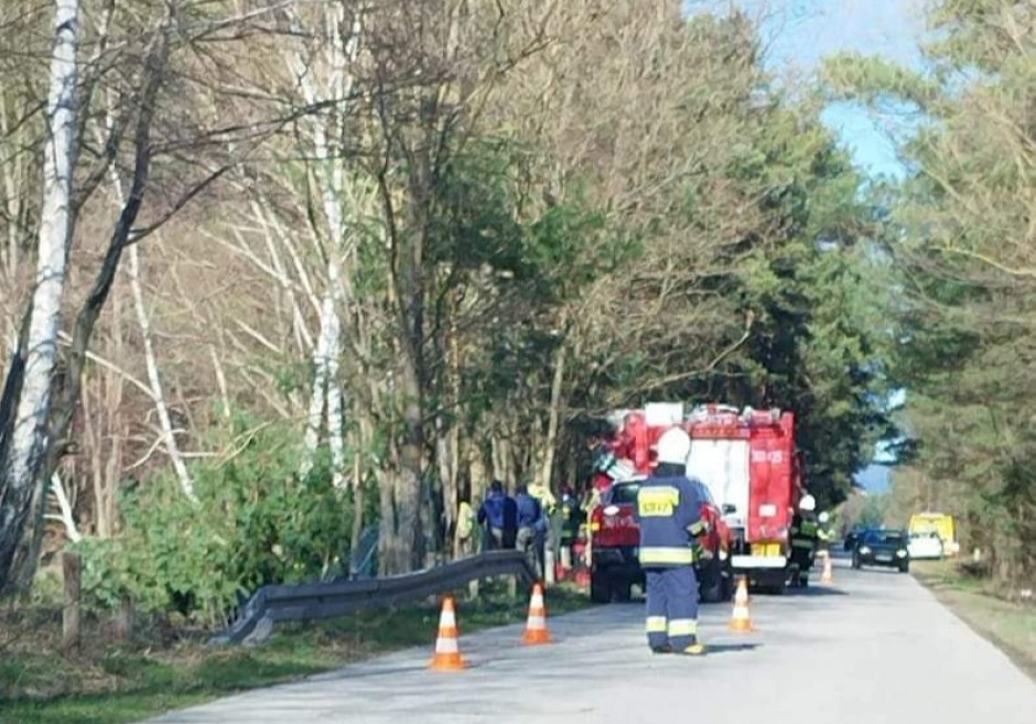 Wypadek w Dankowie. Auto w zbiorniku wodnym