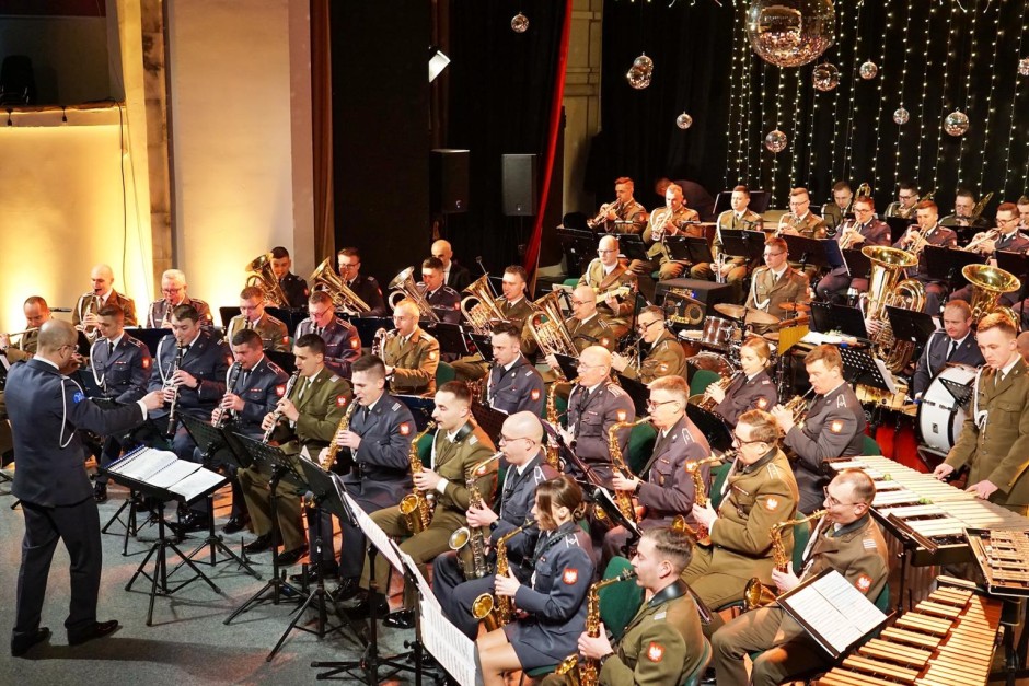 Karnawałowe brzmienia i wojskowa precyzja na jednej scenie