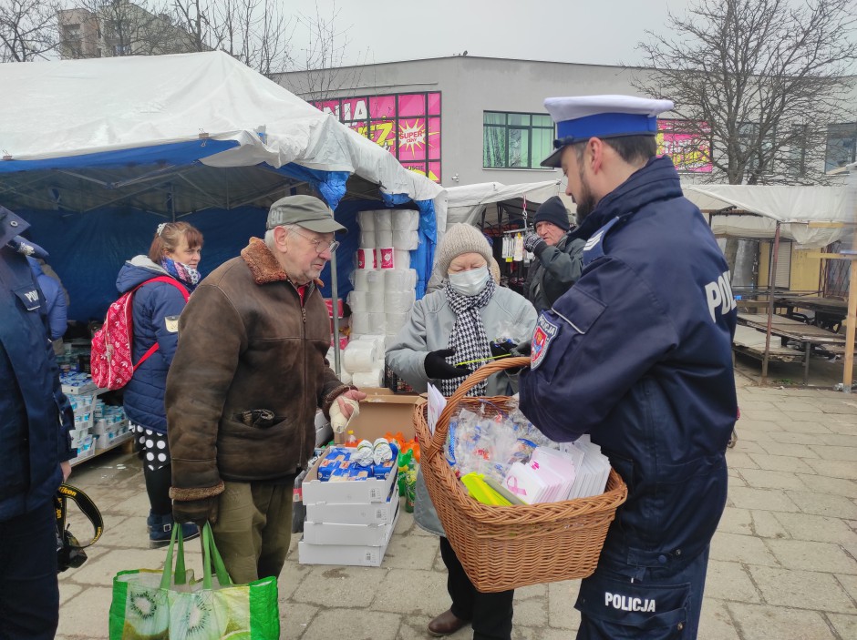 Zaproszenie na badania i słodki upominek – policjanci dla pań