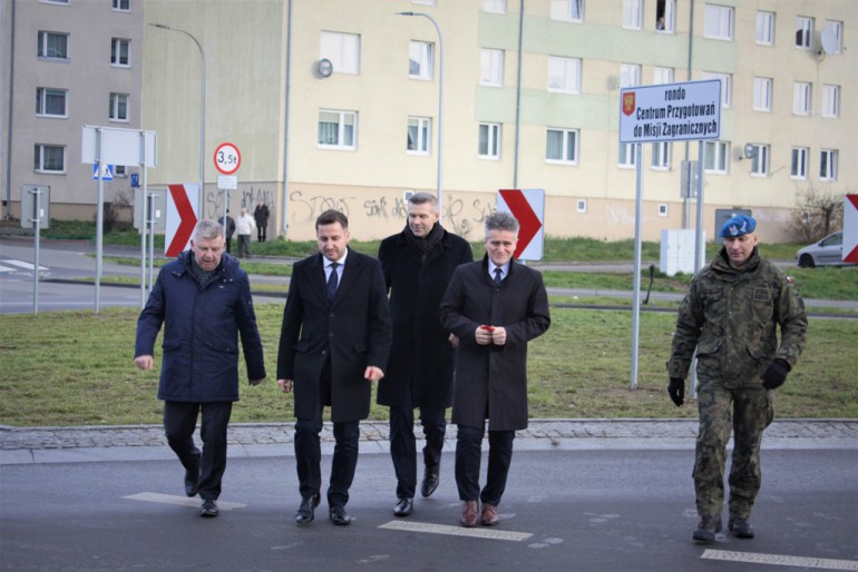 [FOTO] Centrum Przygotowań do Misji Zagranicznych patronem ronda w Kielcach