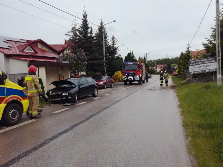 Samochód uderzył w ogrodzenie. Dwie osoby w szpitalu