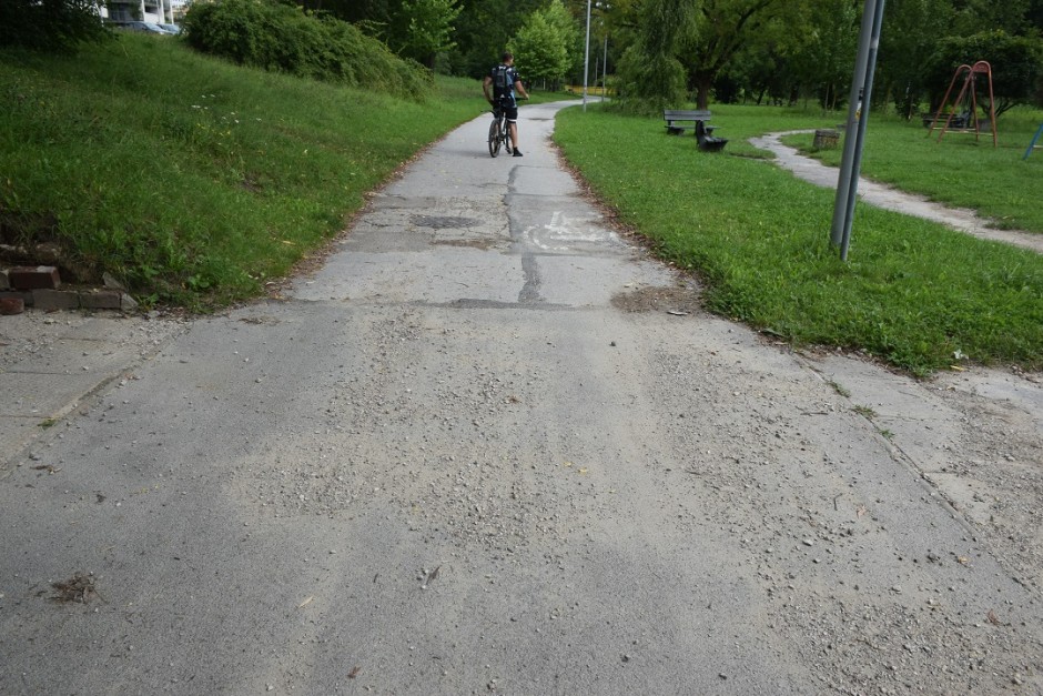 Ścieżka rowerowa w Dolinie Silnicy niebezpieczna dla użytkowników? Słuchacz alarmuje