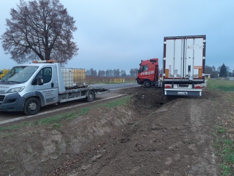 Wypadek w powiecie opatowskim. Ciężarówka wjechała do rowu