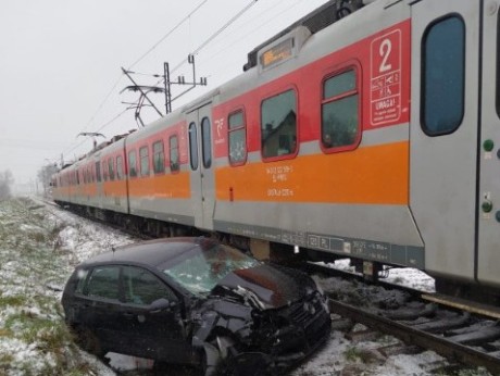 Samochód zderzył się z pociągiem. Ewakuowani pasażerowie