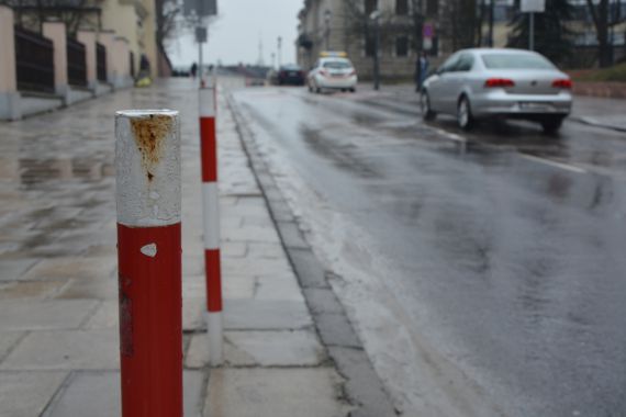 Nowe słupki w centrum miasta. Zatrzymają samochody?