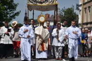 Piękna procesja Bożego Ciała w Kielcach. Biskup Jan Piotrowski: Eucharystia jest drogą do Boga