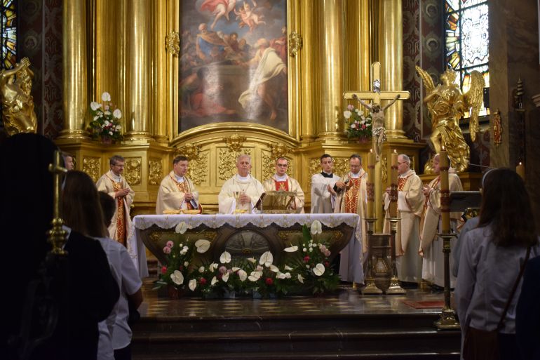 Biskup życzył uczniom, żeby nie korzystali z przyzwyczajeń