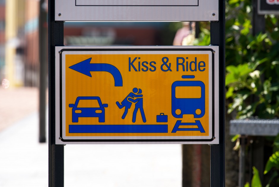 Miasto rozważy stworzenie miejsc typu „kiss and ride” przy szkołach