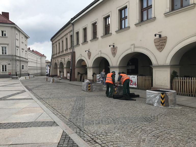 [FOTO] Montują donice na Rynku