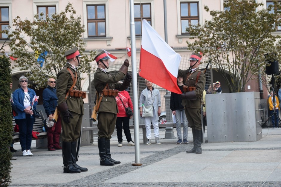 "Imieniny Ojczyzny". Na Rynku podniesiono biało-czerwoną flagę