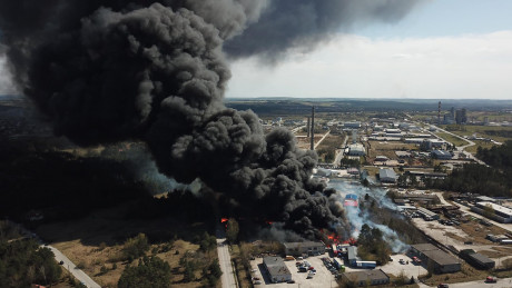 [VIDEO] Pożar składowiska materiałów niebezpiecznych w Nowinach