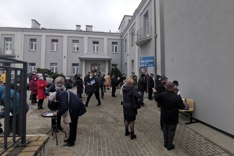 Przychodzą na szczepienia nawet sześć godzin wcześniej. NFZ apeluje o punktualność