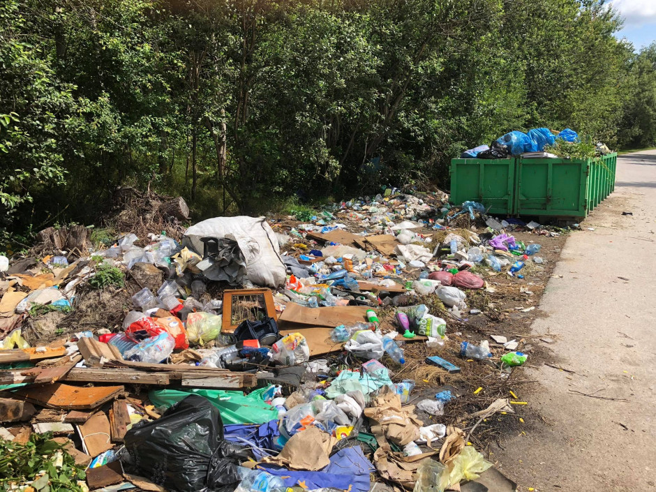 Wielkie śmietnisko na działkach przy ulicy Wschodniej. Ktoś podrzuca odpady?