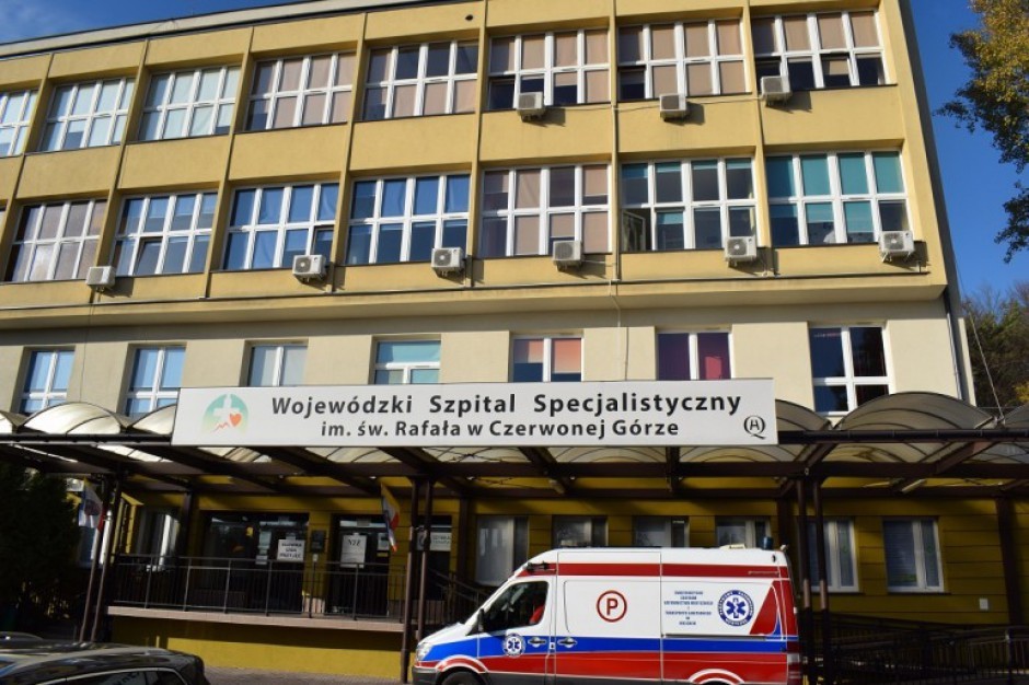 Przełożone zabiegi endoprotez w Czerwonej Górze. Szpital alarmuje o milionowych nadwykonaniach, NFZ odpowiada