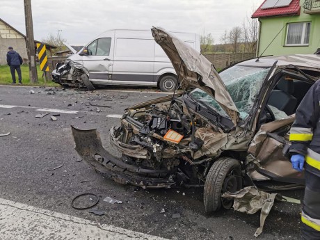 Wypadek w powiecie włoszczowskim. Trzy osoby trafiły do szpitala