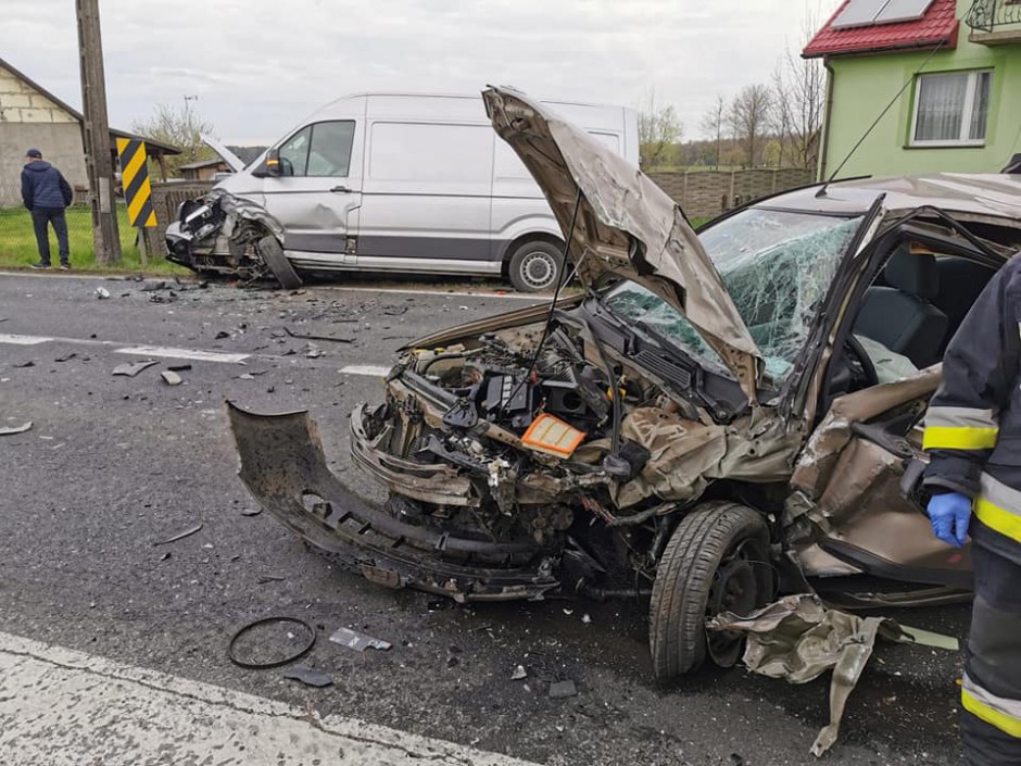 Wypadek w powiecie włoszczowskim. Trzy osoby trafiły do szpitala