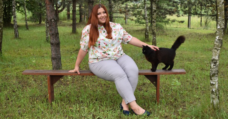 Jak bawić się modą i stylem, nosząc rozmiar plus size? Materiał partnera