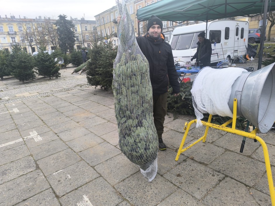 Tam kupisz świąteczne drzewko przez całą dobę!