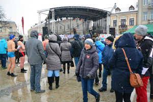Pomagają chorym dzieciom i seniorom