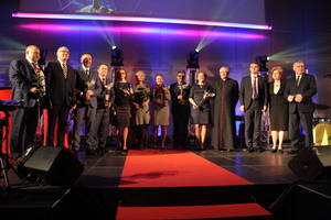 Wojewoda wręczyła honorowe statuetki