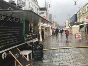 Foodtrucki oraz regionalne potrawy i browary. Ruszył jarmark na Sienkiewicza