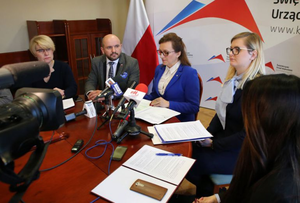 Co z tą dekomunizacją? Wojewoda podsumowała wprowadzone zmiany