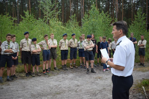 Kontrola obozu harcerskiego. Młodzi skauci bezpieczni