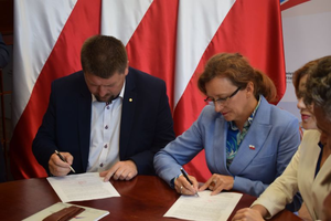 Pieniądze na odbudowę dróg. Podpisanie umowy