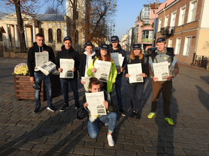 Młodzież OHP rozdawała przechodniom 