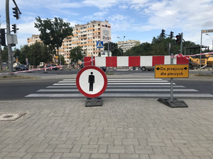 [VIDEO Z DRONA, AKTUALIZACJA] Drugi dzień remontu newralgicznego skrzyżowania. Największy problem mają... piesi