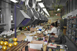 [VIDEO] Dzieła sztuki na choinkę, czyli o tym, jak to w Staszowie bombki robią