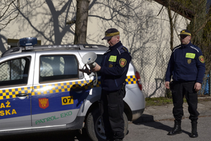Służby apelują o pozostawanie w domach. Policja i Straż Miejska nadają komunikaty przez megafon